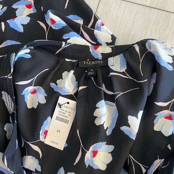 Talbots Shell Sleeveless Black Light Blue Flowers Split Neck Rounded hem size M - Picture 5 of 6